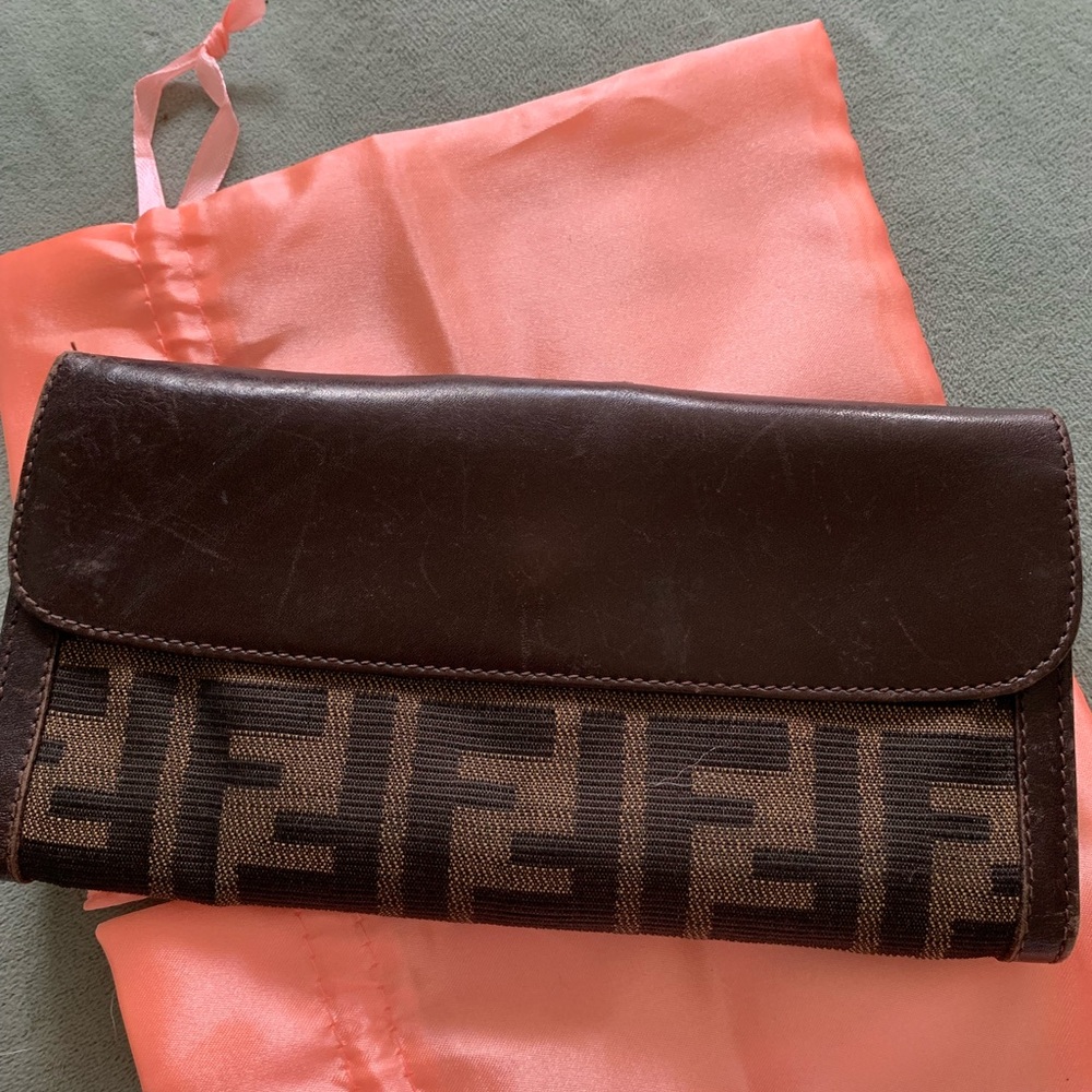 Excellent condition VTG Authentic Fendi Brown Bi-Fold Long Wallet